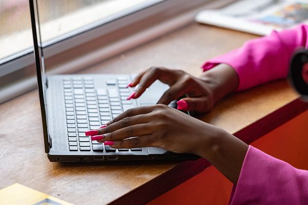 Zrozumienie procesu naprawy sprzętu IT: porównanie serwisu laptopów, netbooków i PC